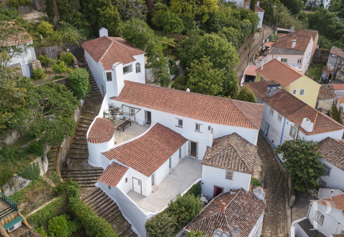 A proximité de Lisbonne, à l’entrée du parc naturel de Sintra-Cascais, une maison de village avec jardin, terrasses et patios - photo  n°1